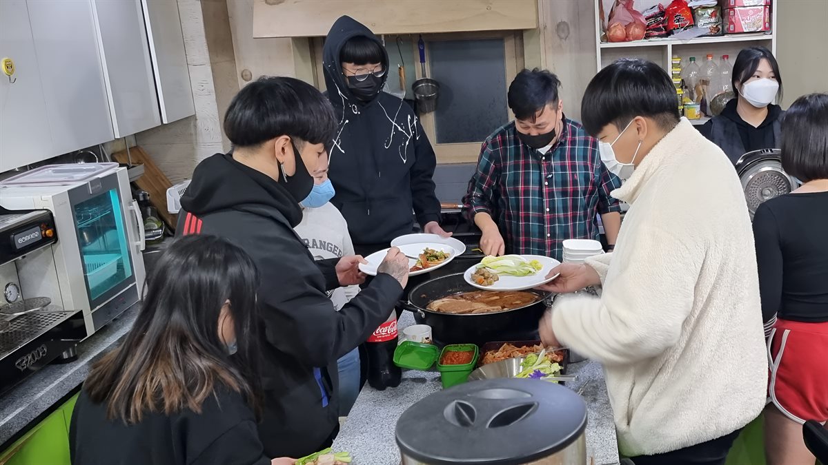 청개구리 식당에서 청소년들이 차려진 음식을 접시에 나눠 받는 모습